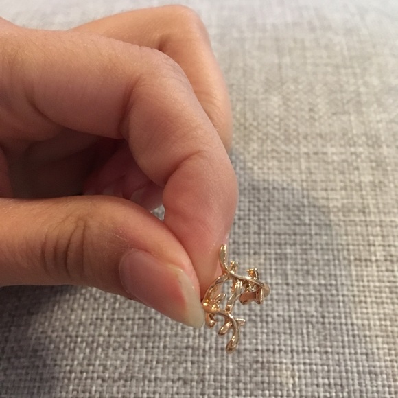 Ionia Vines Ear Cuff Gold - Picture 2 of 3